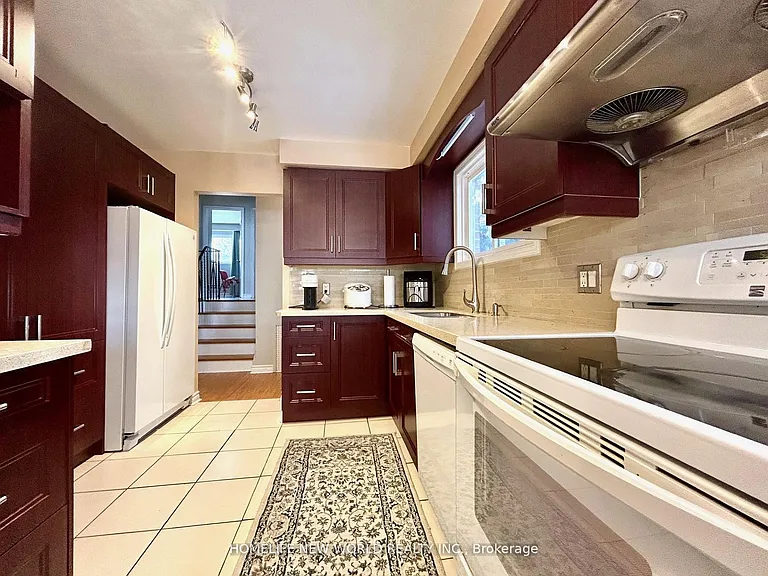 27 Hayward Cres #UPPER — Photo 5