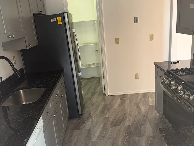 14 Saffron Dr — Photo 2