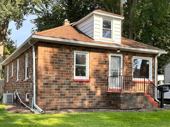 912 N Madison St, Woodstock, IL 60098