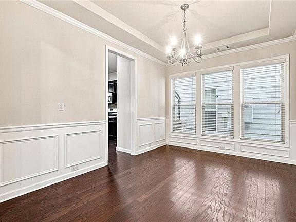 3rd image of 4615 Woodbine Way