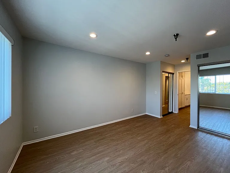 110 S Sweetzer Ave — Photo 101