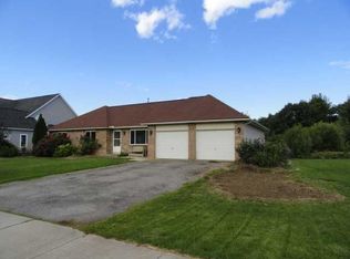 679 Whistlers Cove Ln, Rochester, NY 14612