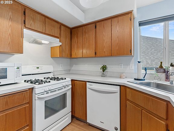 5th image of 2204 NE 77th Ave