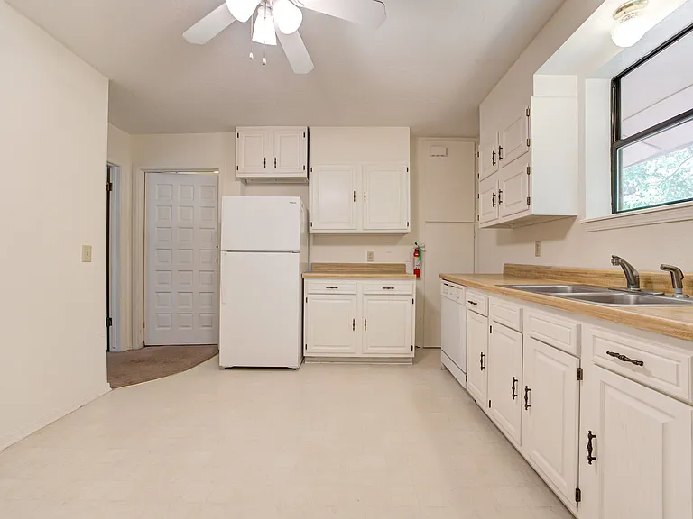 604 S Flood Ave #604 — Photo 3