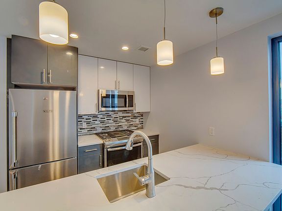 4th image of 25-40 31st St Unit Penthouse 7