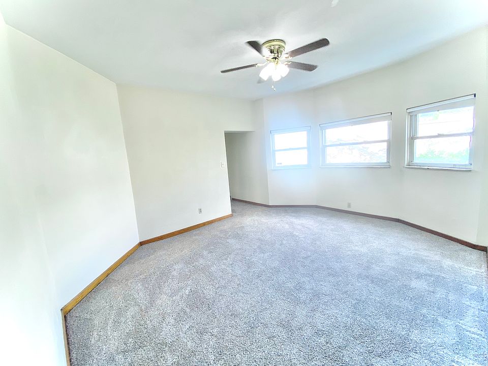 Living room (unfurnished)