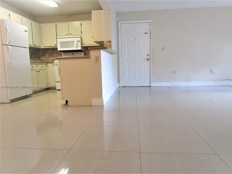 9491 Palm Cir S #205 — Photo 6