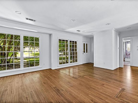 3rd image of 2833 Dyer St