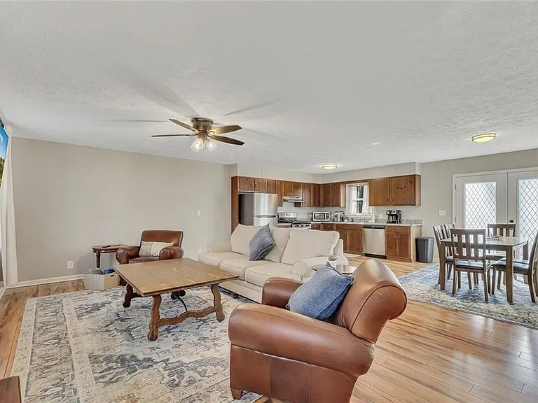 303 Nottingham Dr — Photo 3