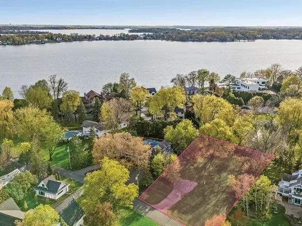 2308 Huntington Point Rd E, Wayzata, MN 55391
