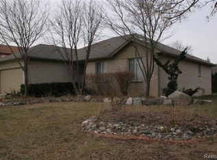 2081 Newburgh Dr, Troy, MI