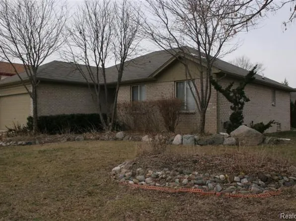 2081 Newburgh Dr, Troy, MI 48083