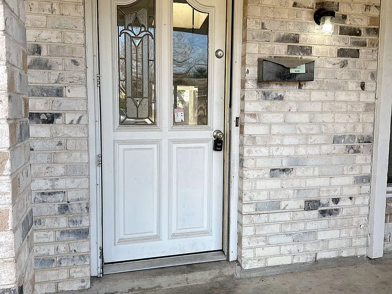 422 Woodmere Dr — Photo 2