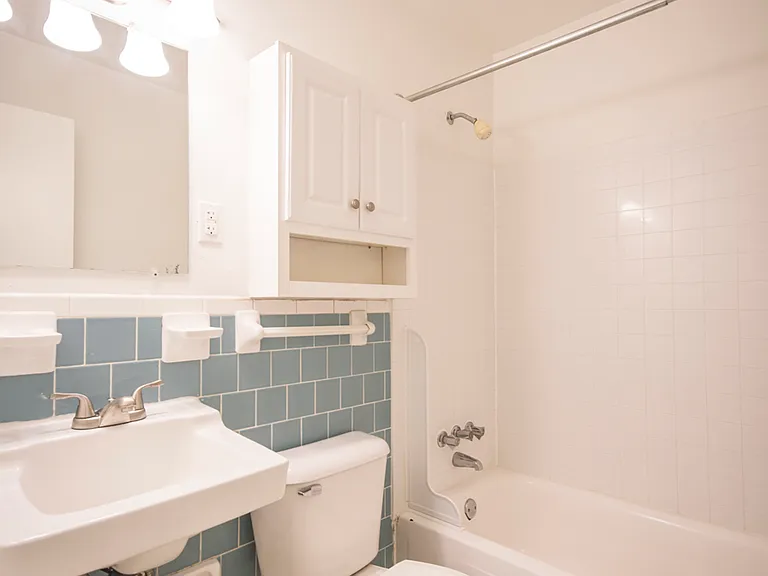 Oxford Hill Apartments — Photo 14