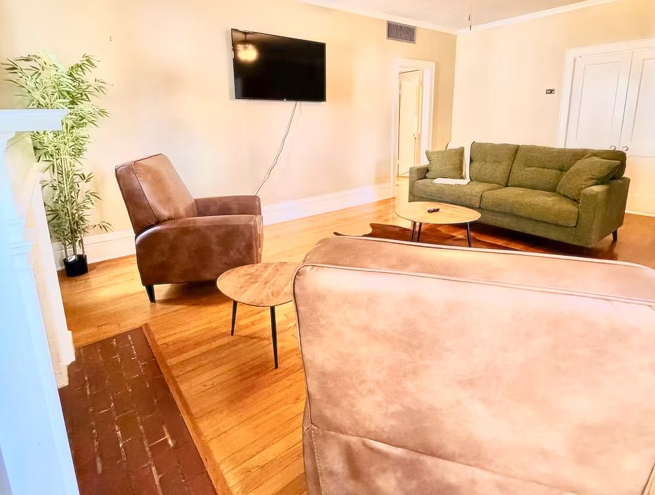 Big spacious living room with Smart TV. Fast WiFi! Wheelchair accessible to the bedroom.