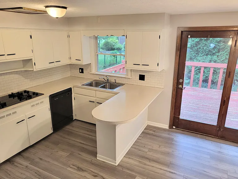142 Moray Dr — Photo 5
