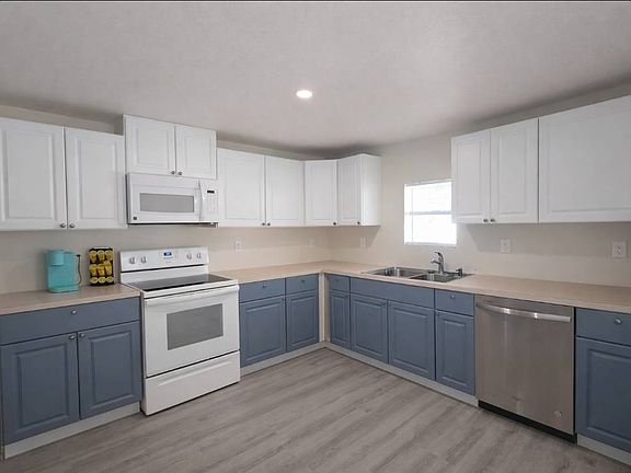 3rd image of 842 Walker Dr #26