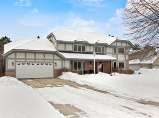 8241 S Country Club Cir, Franklin, WI 53132