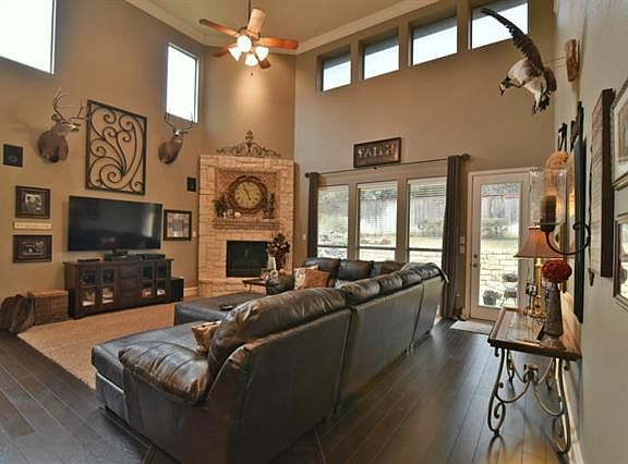 3rd image of 825 Pecos Ct