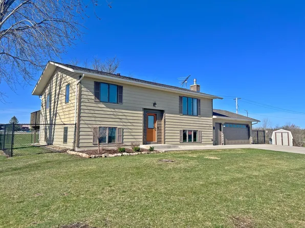 601 Meadow Lark Ln, Dodge Center, MN 55927