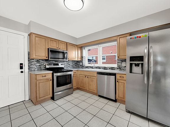 3rd image of 484 Shenstone Rd