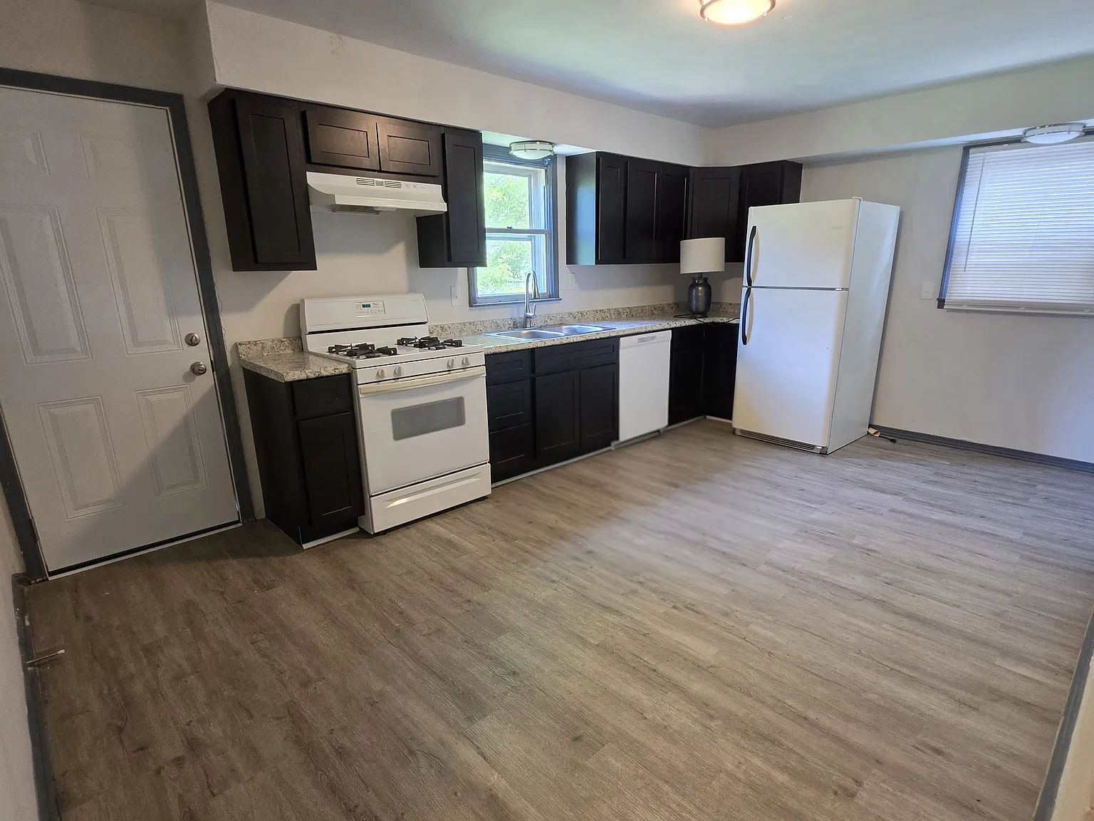 4 bed, $1,600 — Photo 4