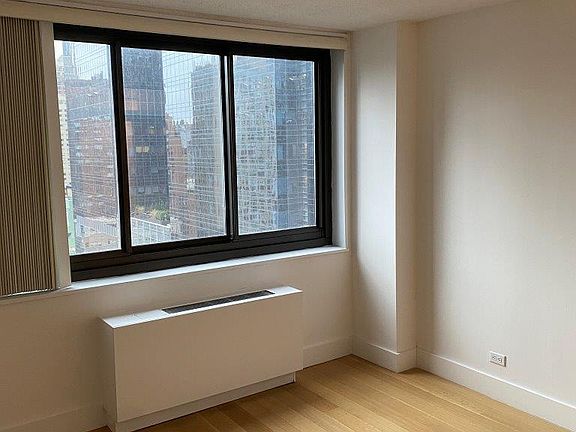 4th image of 347 W 57th St APT 26B