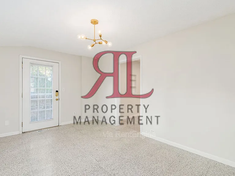 317 E Royal Forest Blvd — Photo 8