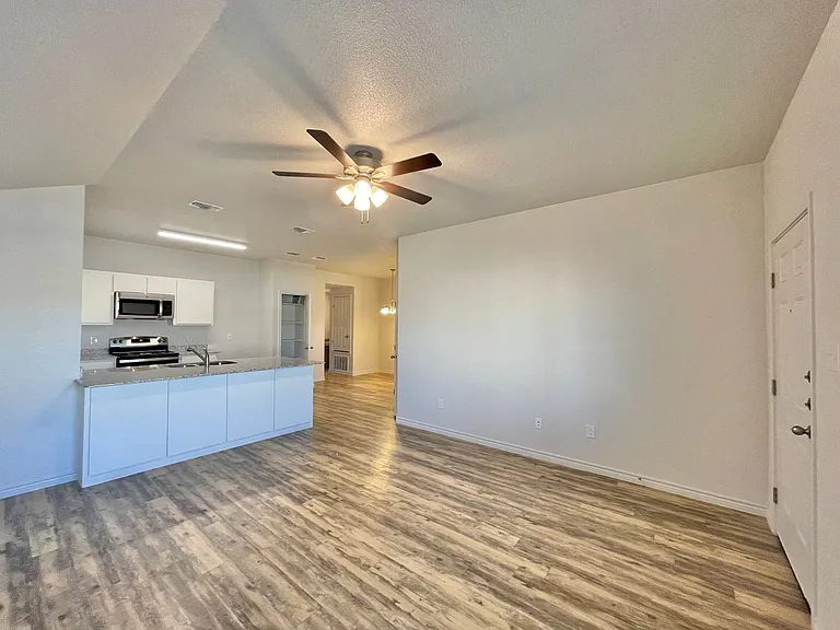 1801 Castroville Trl — Photo 3