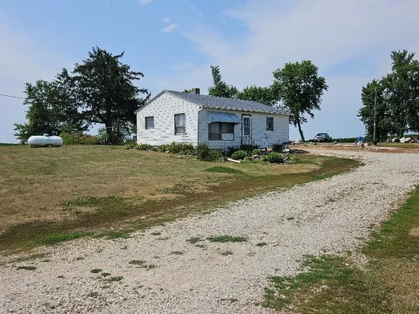 1125 74th St, Belle Plaine, IA 52208