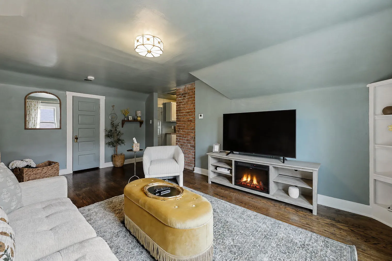 1 bed, 1.0 bath, 796 sqft, $1,896 — Photo 2
