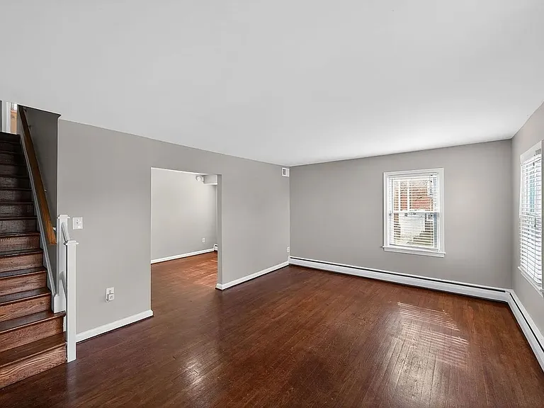 1105 Carrington Ave — Photo 5
