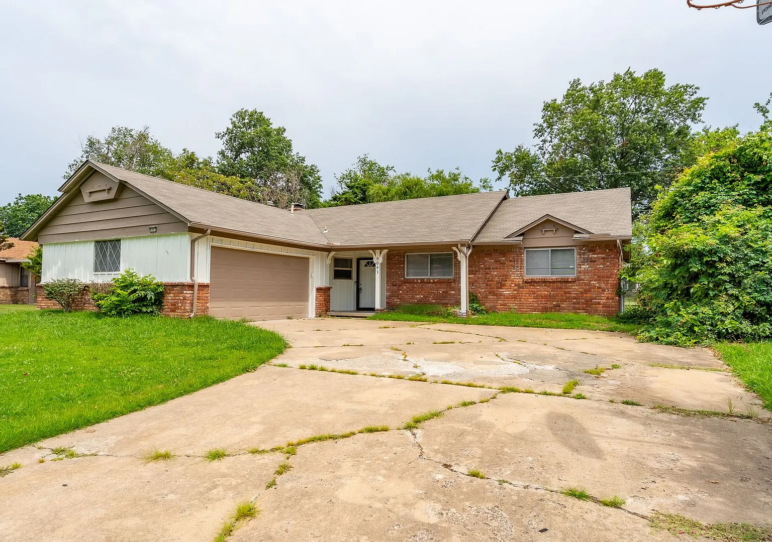 9041 E 33rd St, Tulsa, OK 74145 - 3 Bed/2 Bath | Small Pets Welcome — Photo 2