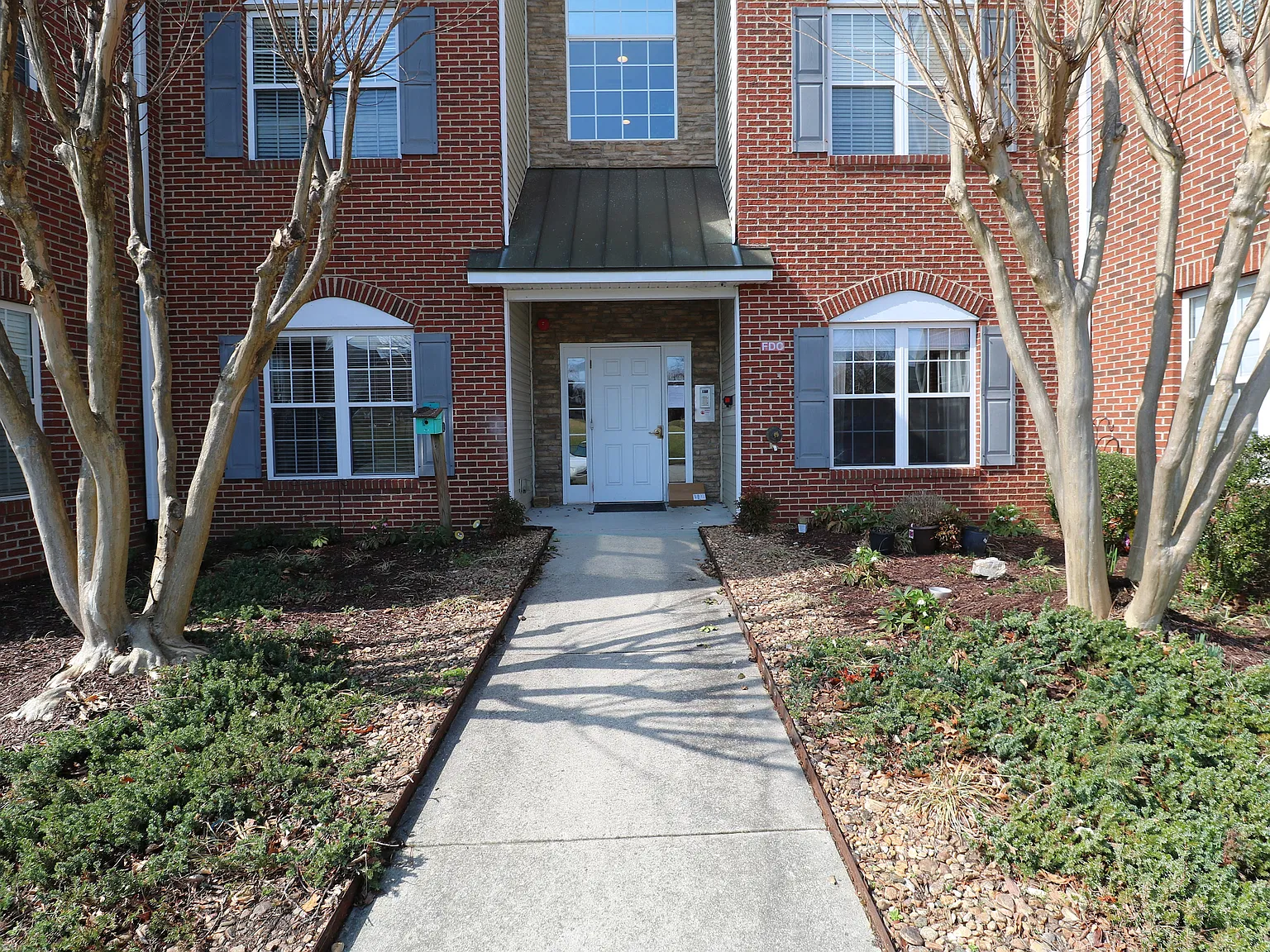 3 bed, 1300 sqft, $1,650 — Photo 2