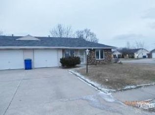 2215 Valley Creek Run, New Haven, IN 46774