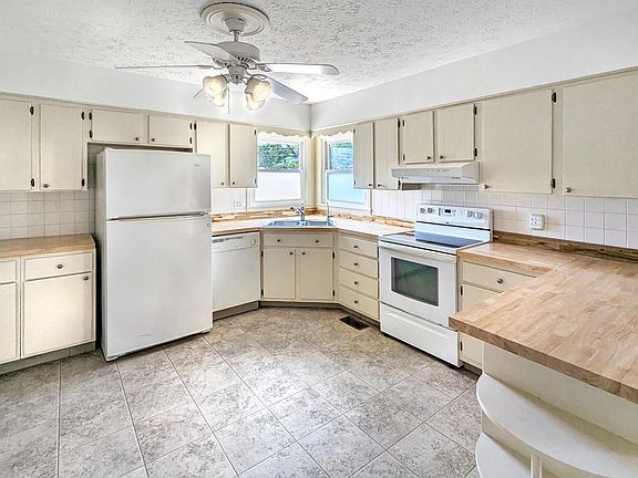 3rd image of 204 Pinewood Ave