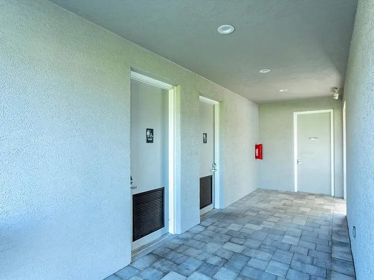 8931 SW 49th Cir — Photo 37