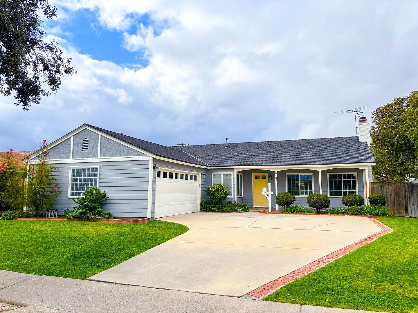 Huntington Beach 4 Bed, 2 Bath Single Level House for Lease. — Photo 1