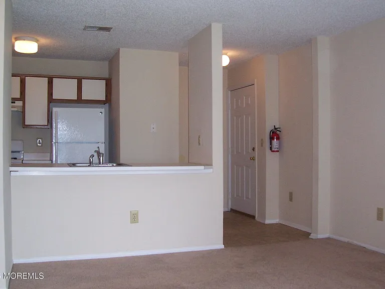 107 Des Moines Ct — Photo 2