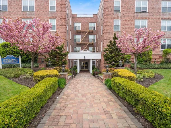 194 Smith Street #1R, Freeport, NY 11520