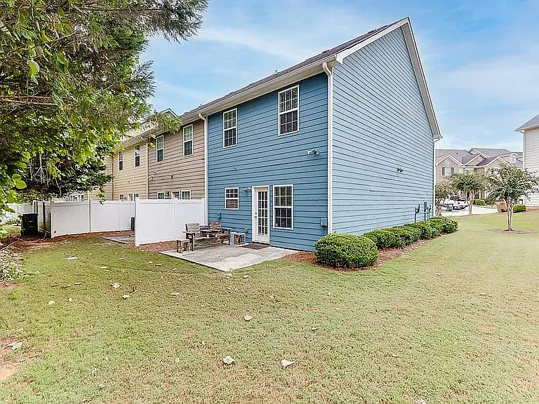 3 bed, 2.5 bath, 1576 sqft, $2,100 — Photo 3