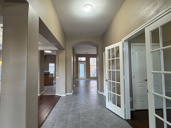 5th image of 9903 Edgewood Manor Ct