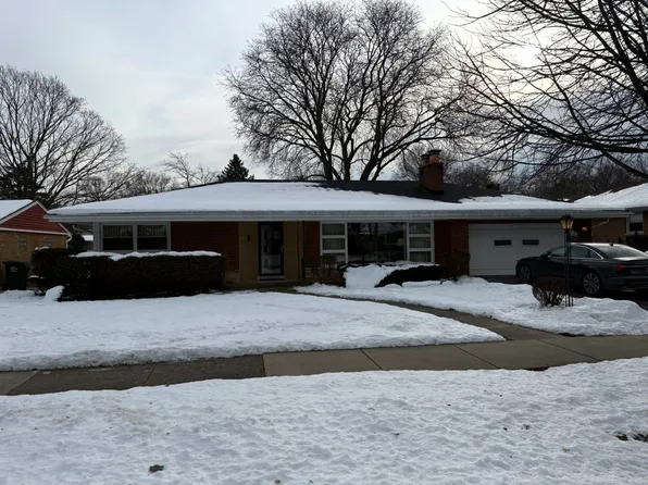 3 W Berkshire Ln, Mount Prospect, IL 60056