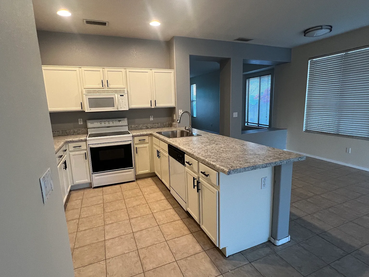 6605 W Lawrence Ln — Photo 2