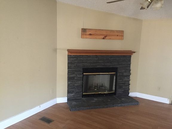 4th image of 8437 Carr Ln