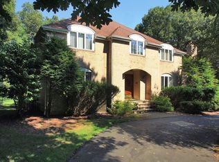 322 Freemans Ln, Franklin Lakes, NJ 07417