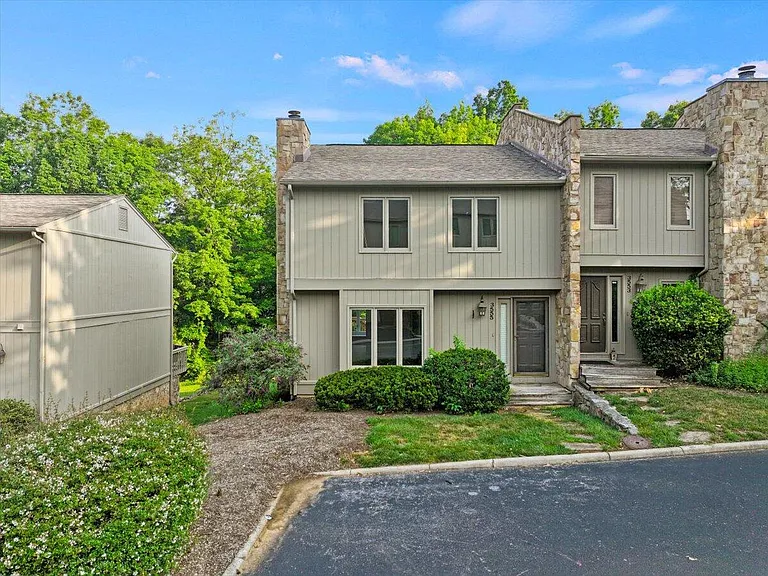 3555 Londonderry Ln — Photo 2