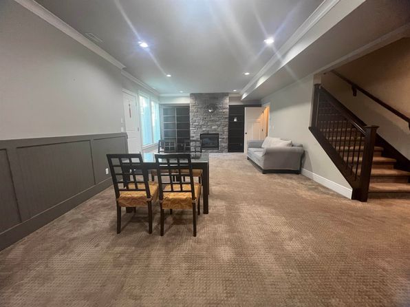 2 bedroom rental in Surrey — photo 8