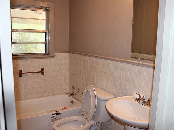 4th image of 1856 Phillips St