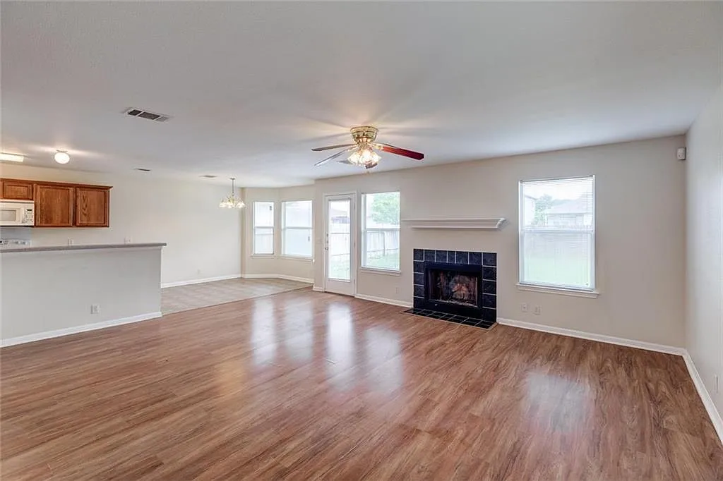 3 bed, 2.5 bath, 1676 sqft, $1,895 — Photo 3